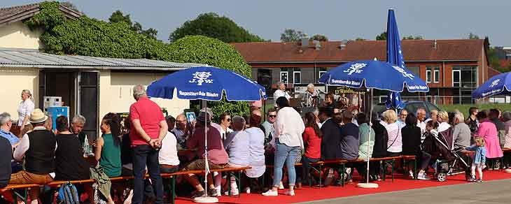 310 Personen ließen es sich an der 80 m langen Spargeltafel in Schrobenhausen schmecken(ªFoto:Martin Schmitz)